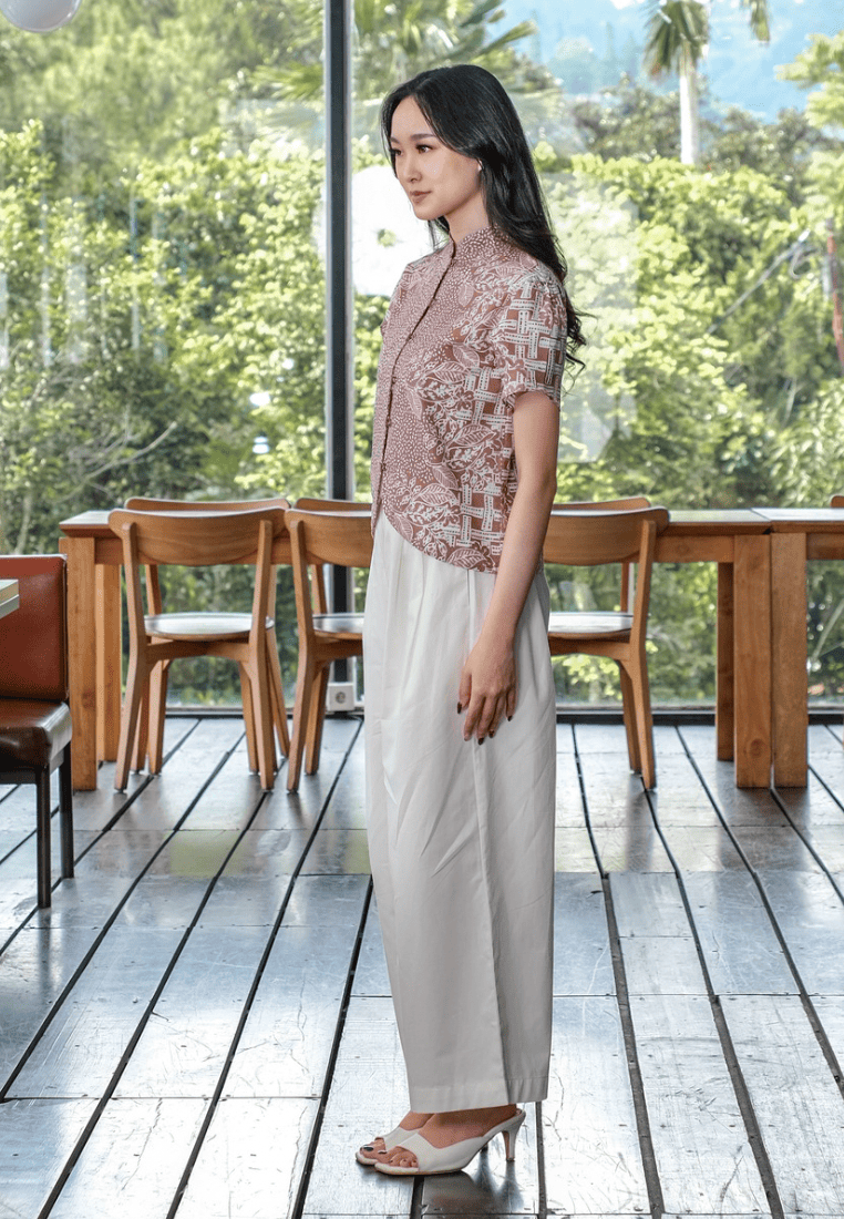 Setelan Andin Brown dan Freya White
