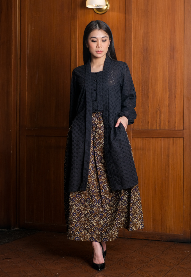 Setelan Asmarin Black dan Gita Maxi Brown