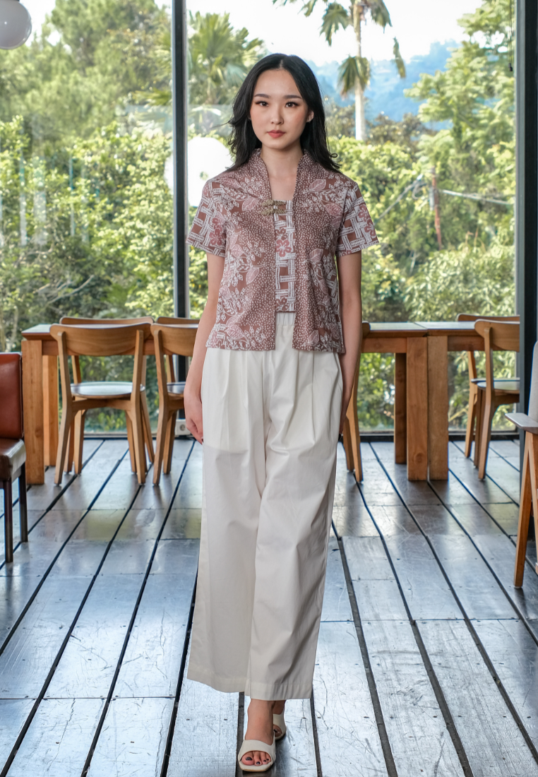 Setelan Mona Brown dan Freya White
