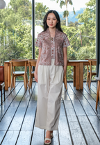 Setelan Mona Brown dan Freya White